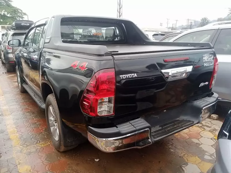 Toyota Hilux   - 2017