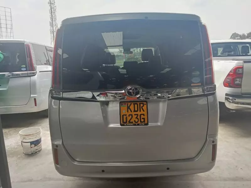 Toyota Noah   - 2017