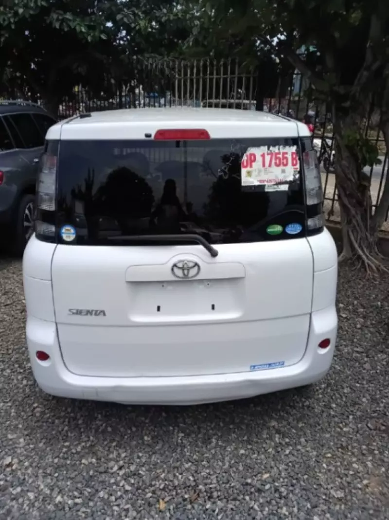 Toyota Sienta   - 2013