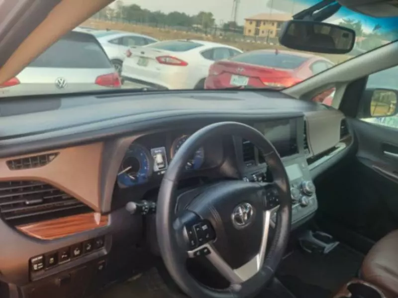 Toyota Sienna   - 2017