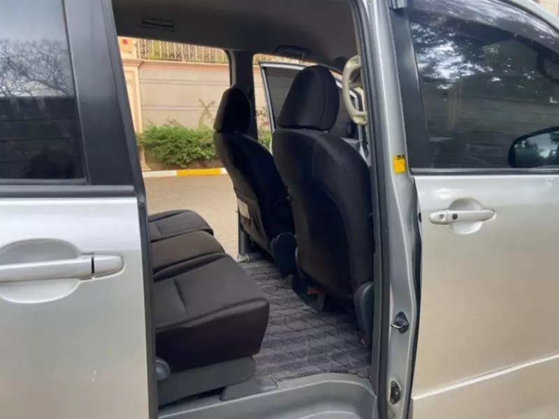 Toyota Noah   - 2008