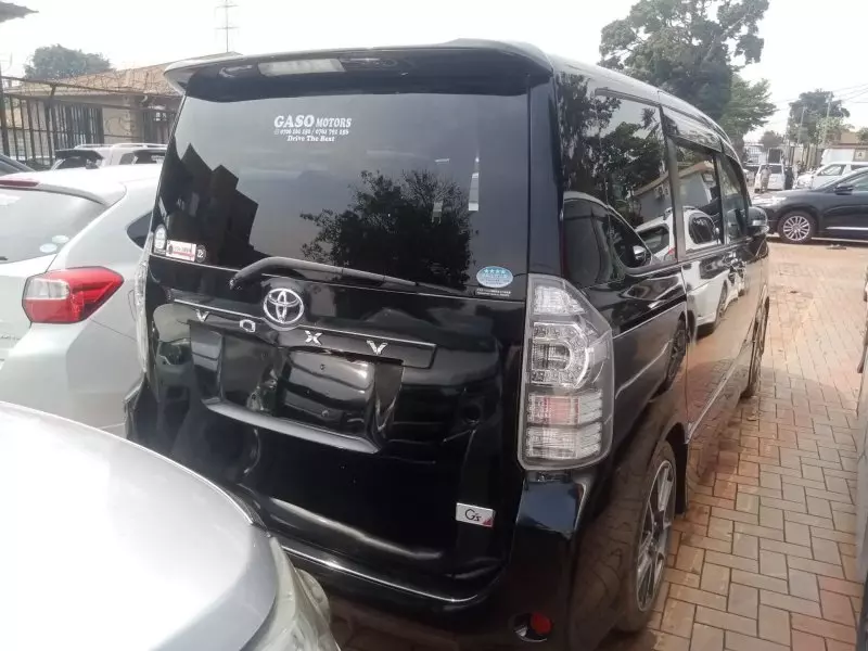 Toyota Noah   - 2013