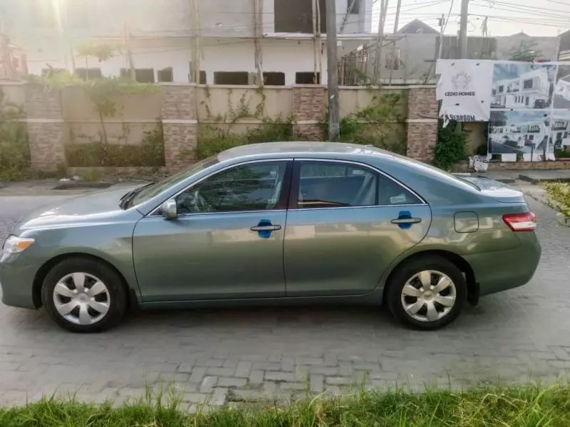 Toyota Camry   - 2011