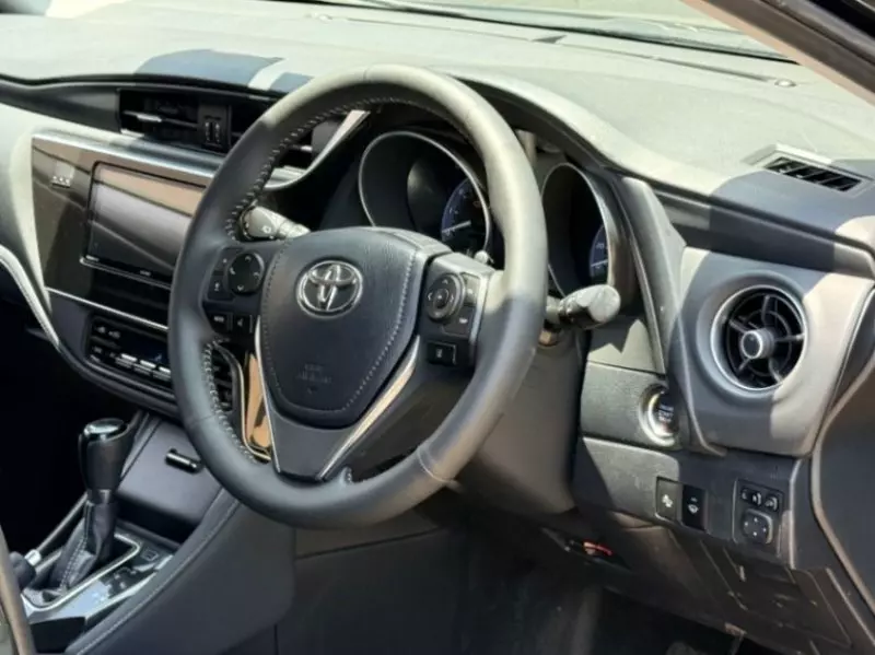Toyota Auris   -