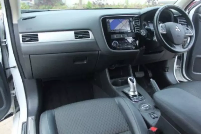 Mitsubishi Plug-in Hybrid Outlander   - 2015
