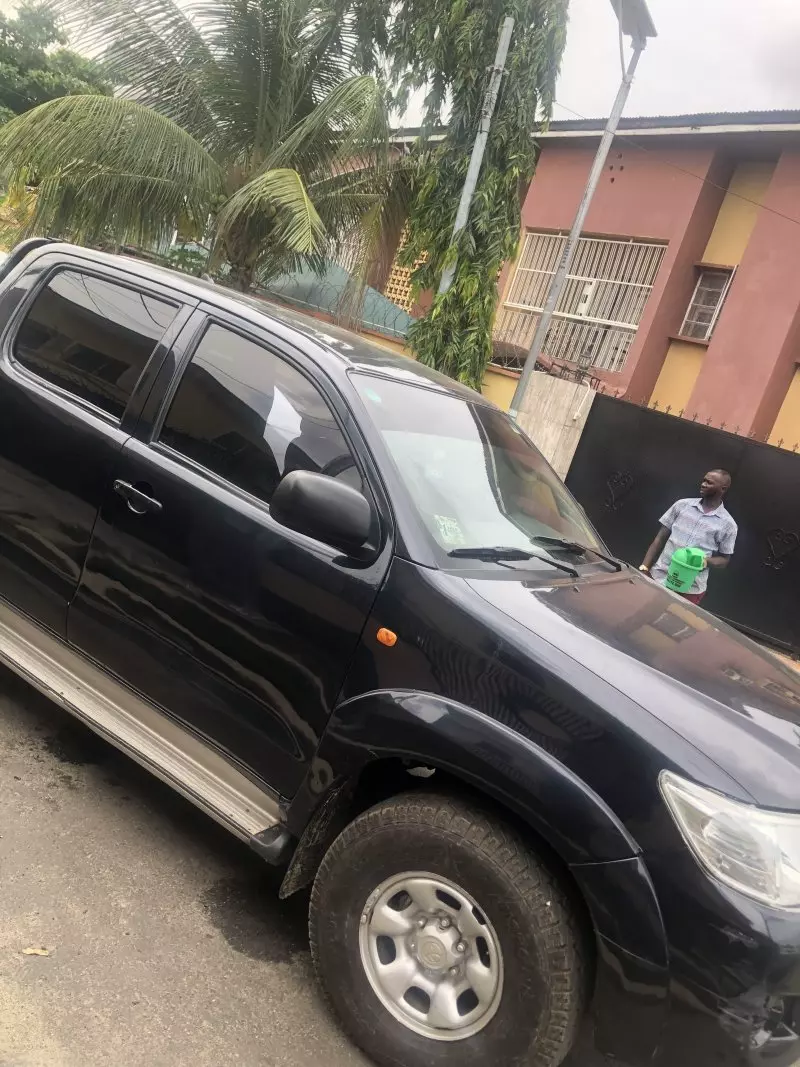 Toyota Hilux   - 2013