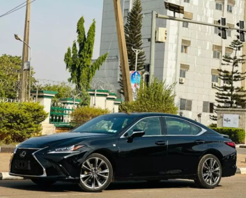 Lexus ES   - 2019