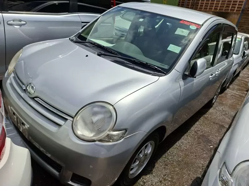 Toyota Sienta   - 2012