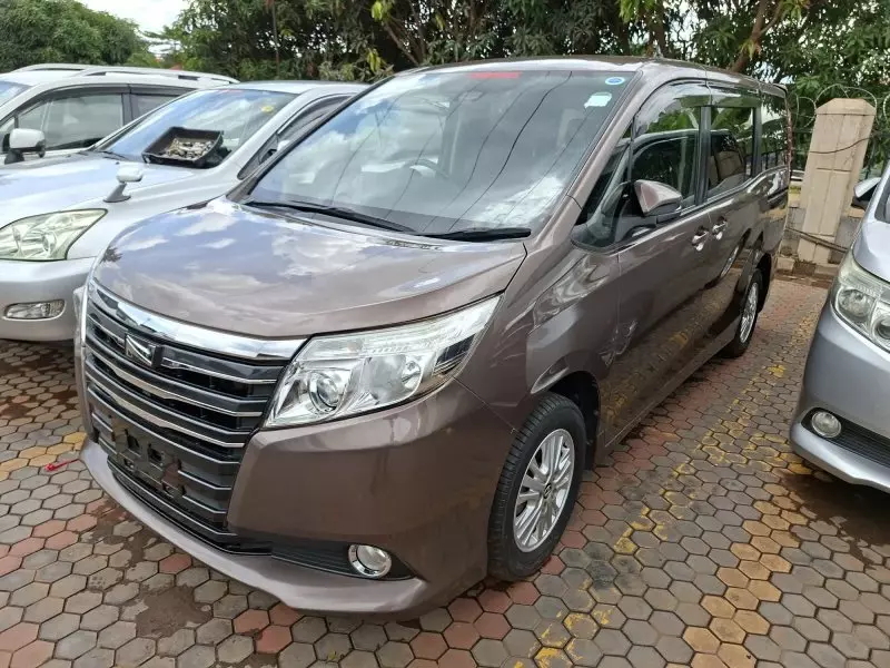 Toyota Noah   - 2016