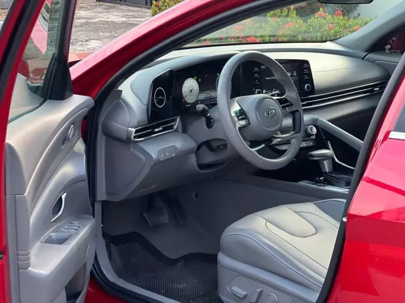 Hyundai Elantra   - 2021