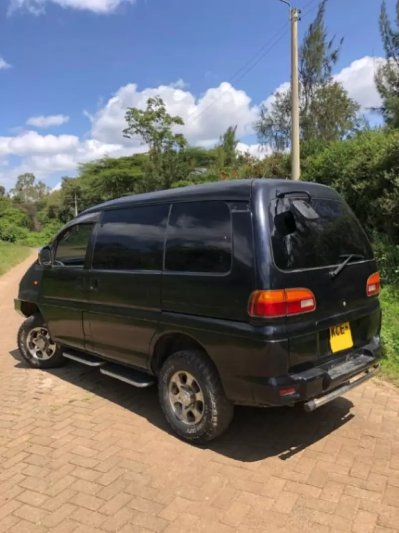 Mitsubishi Delica    - 2002