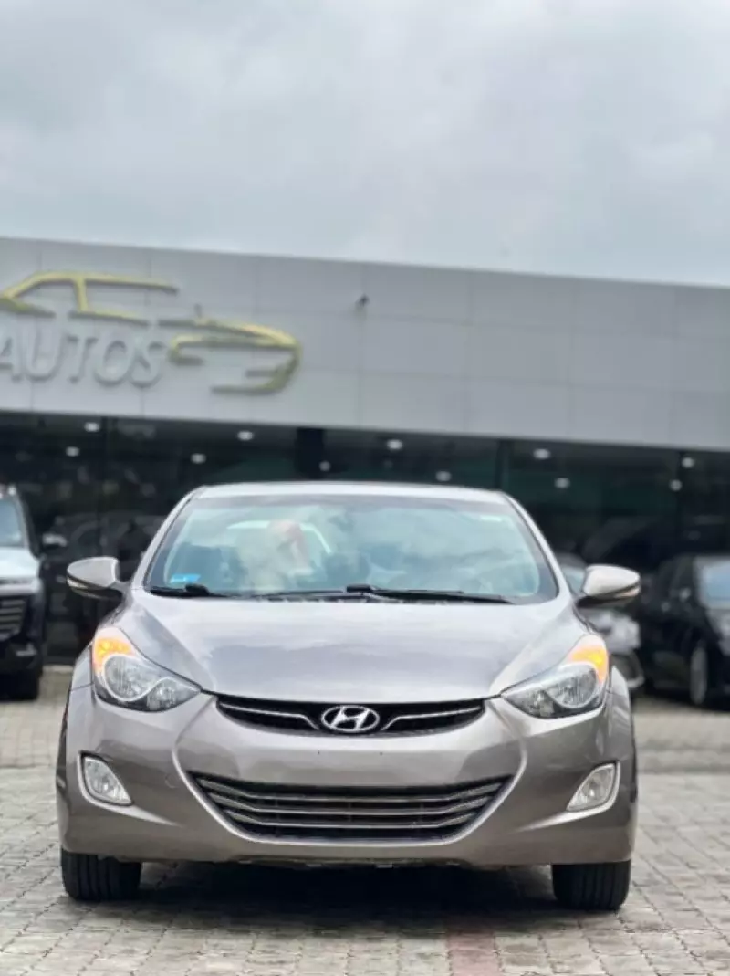 Hyundai Elantra   - 2011