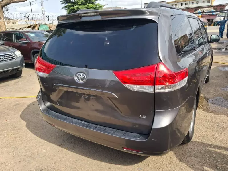 Toyota Sienna   - 2011