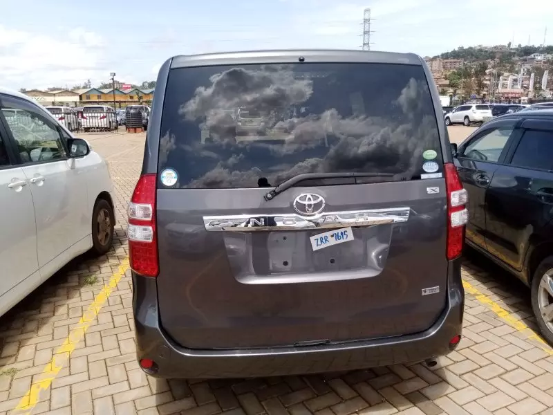 Toyota Noah   - 2012