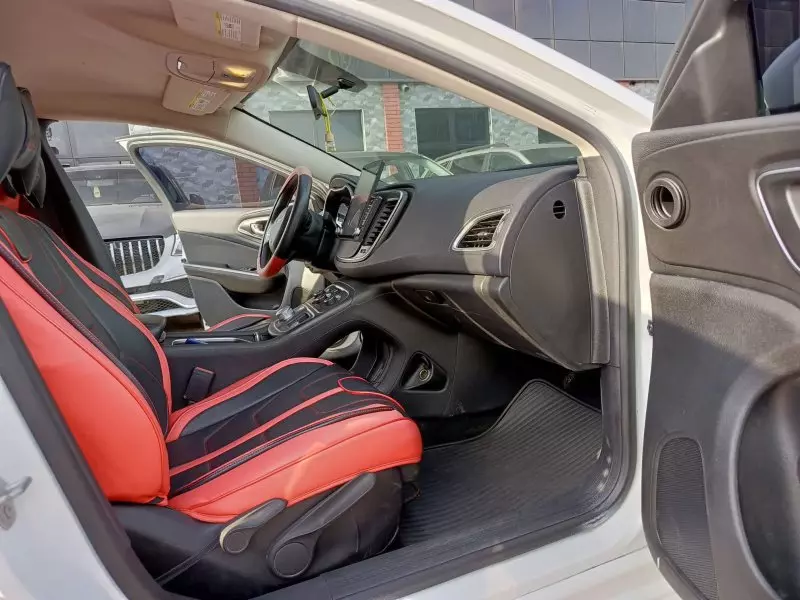 Chrysler 200   -