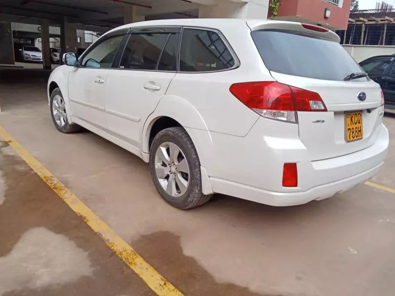 Subaru Outback   - 2011