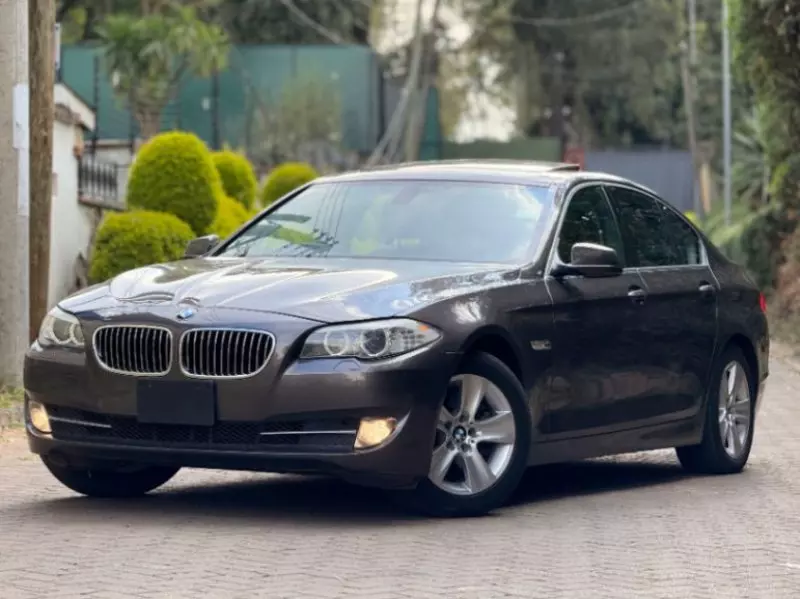 BMW 528i   - 2011