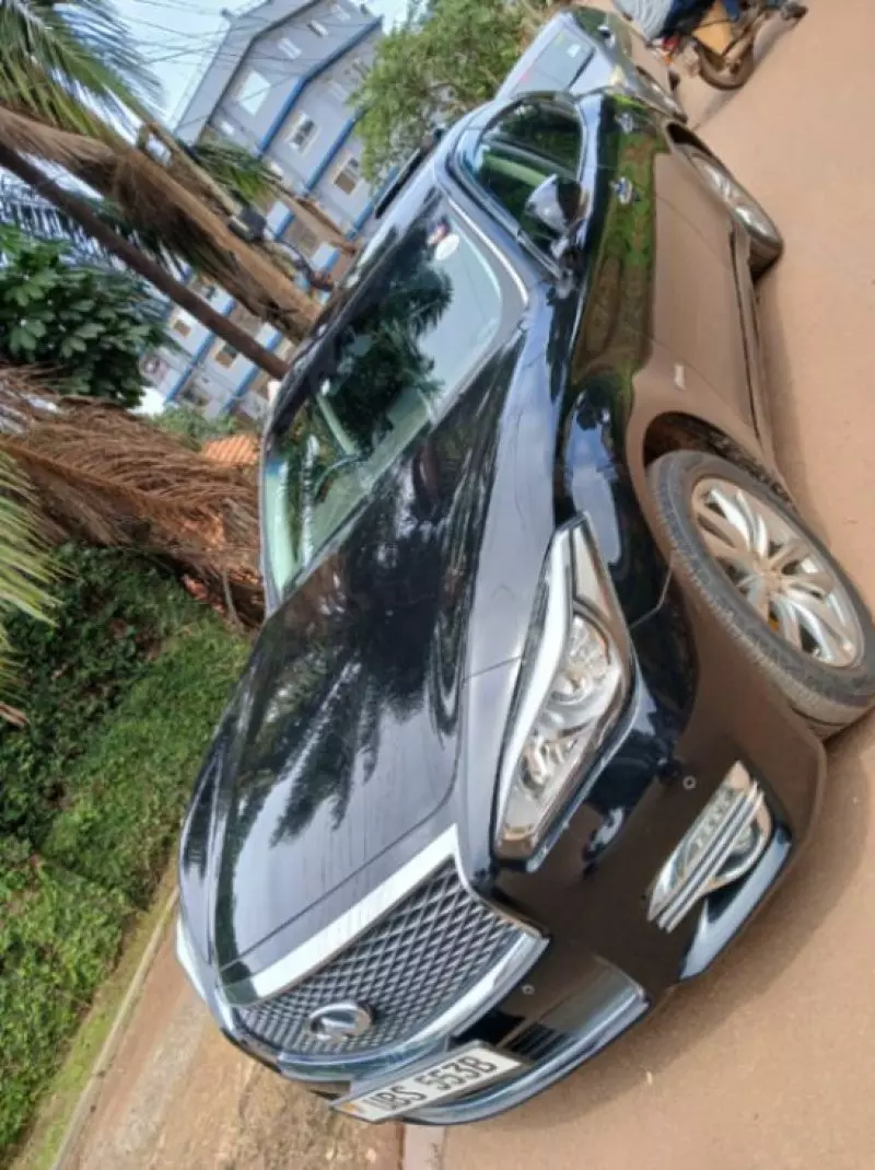 Nissan Fuga    - 2015