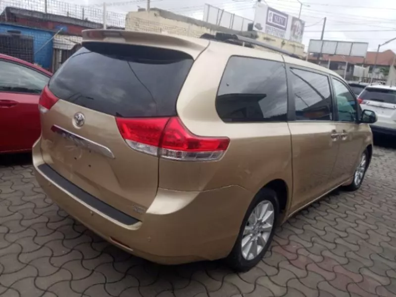 Toyota Sienna   - 2011