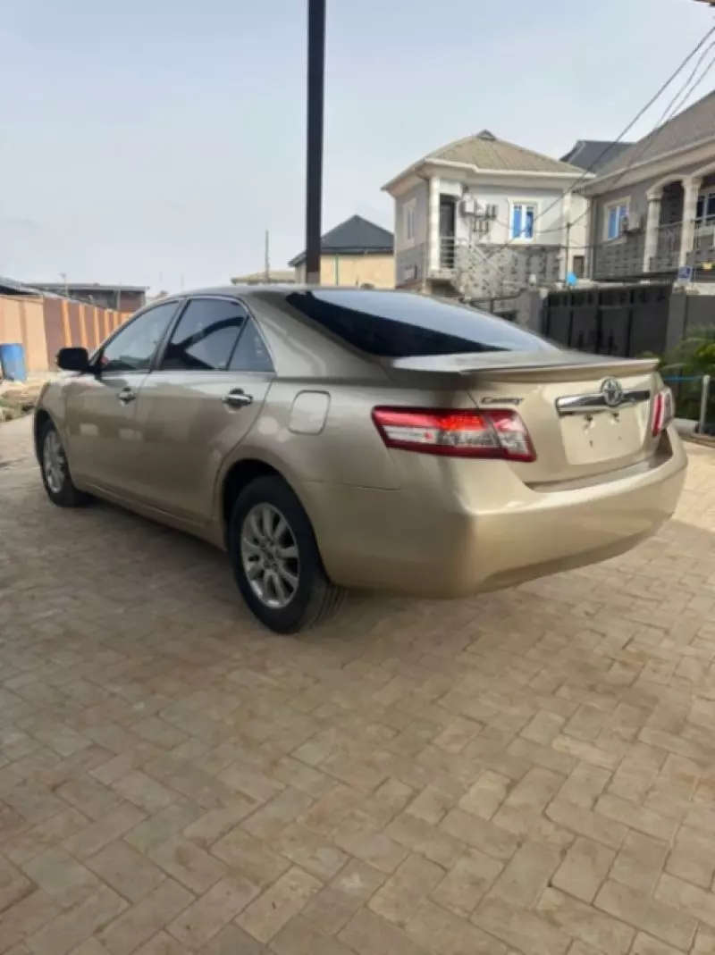 Toyota Camry   - 2011