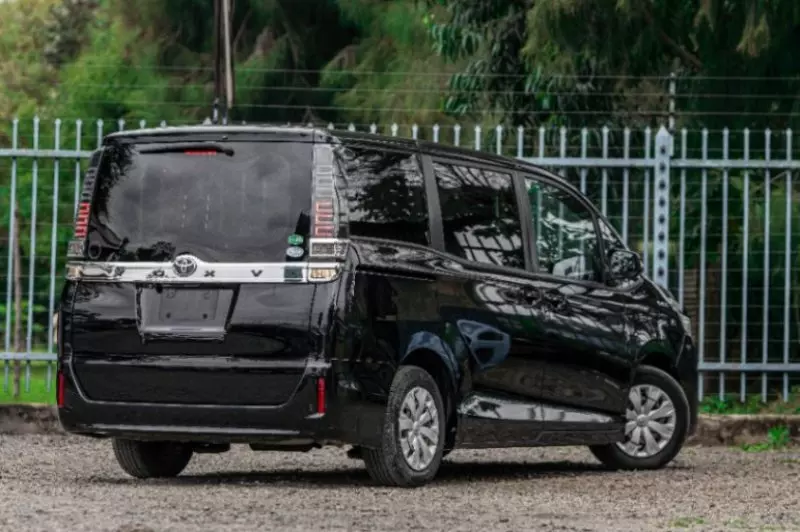 Toyota Voxy    - 2018