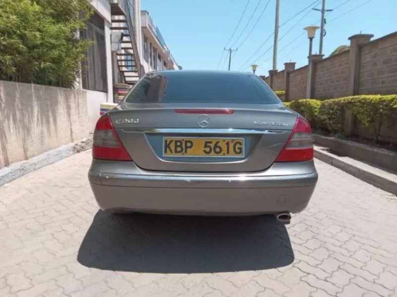 Mercedes-Benz E200   - 2009