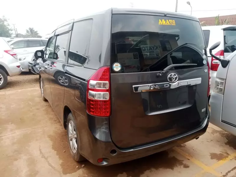 Toyota Noah   - 2011