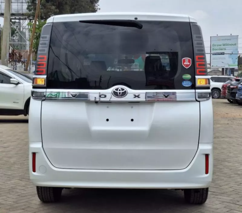 Toyota Voxy    - 2018