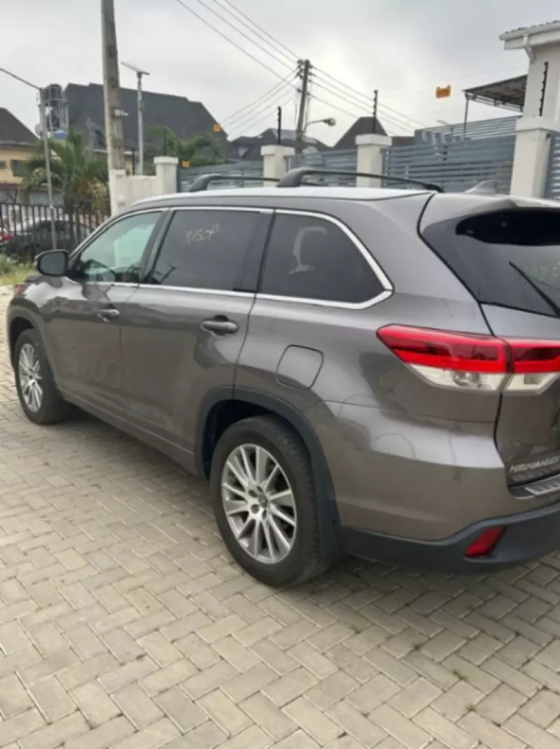 Toyota Highlander   - 2016