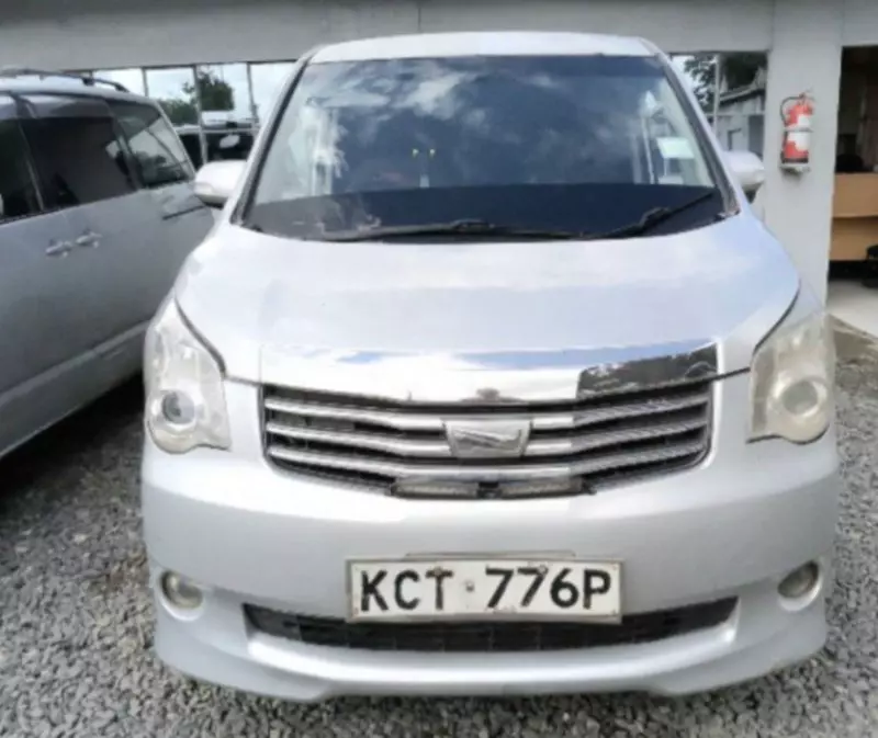 Toyota Noah   - 2012