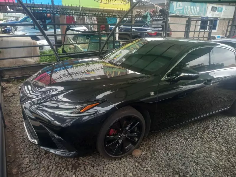Lexus ES 350   - 2022