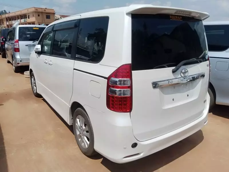 Toyota Noah   - 2012