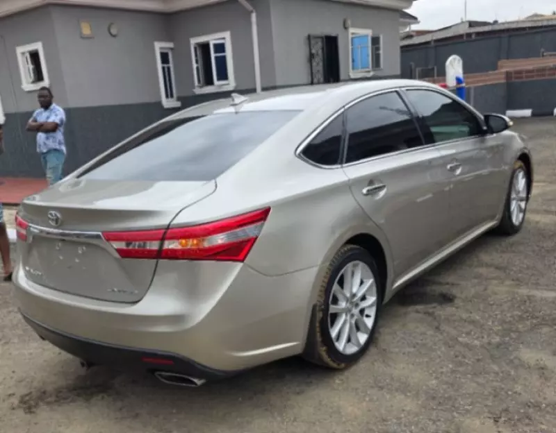 Toyota Avalon   - 2013