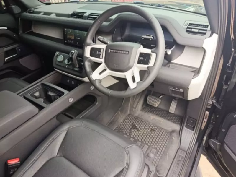 Land Rover Defender   - 2024