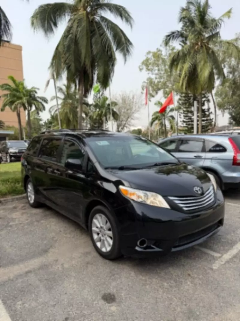 Toyota Sienna - 2011