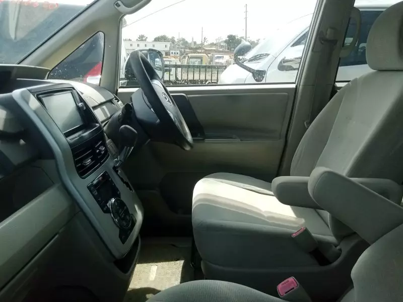 Toyota Noah   - 2012