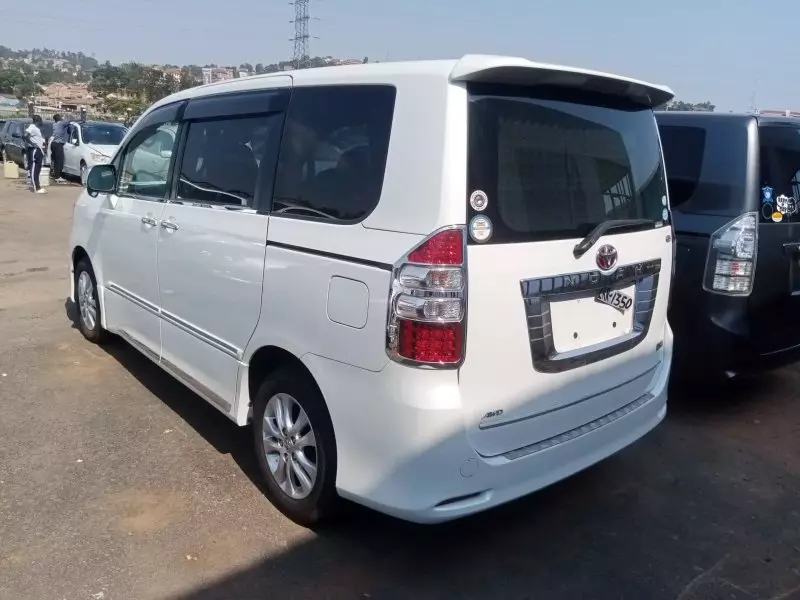 Toyota Noah   - 2012