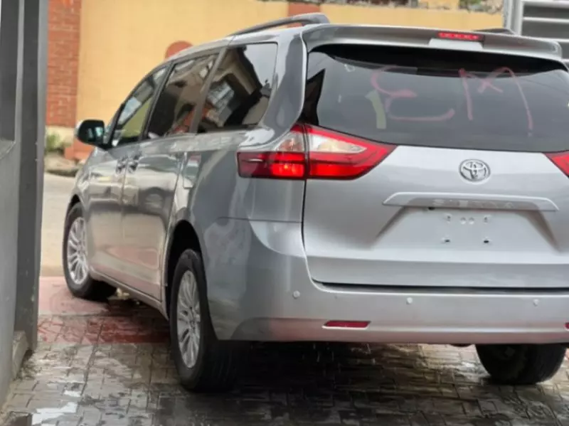 Toyota Sienna   - 2017