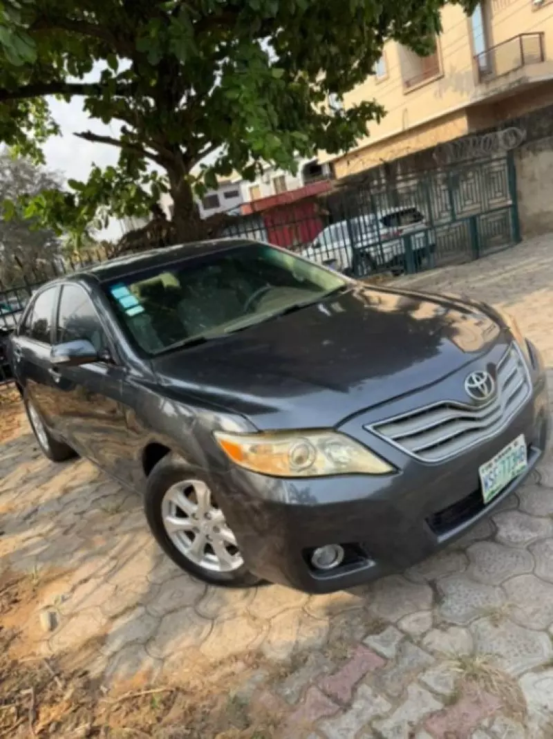 Toyota Camry   - 2011