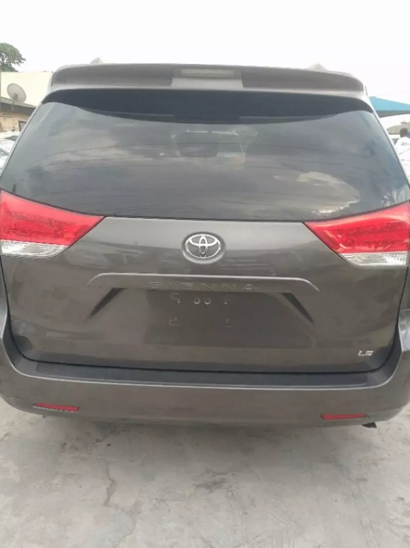 Toyota Sienna   - 2011