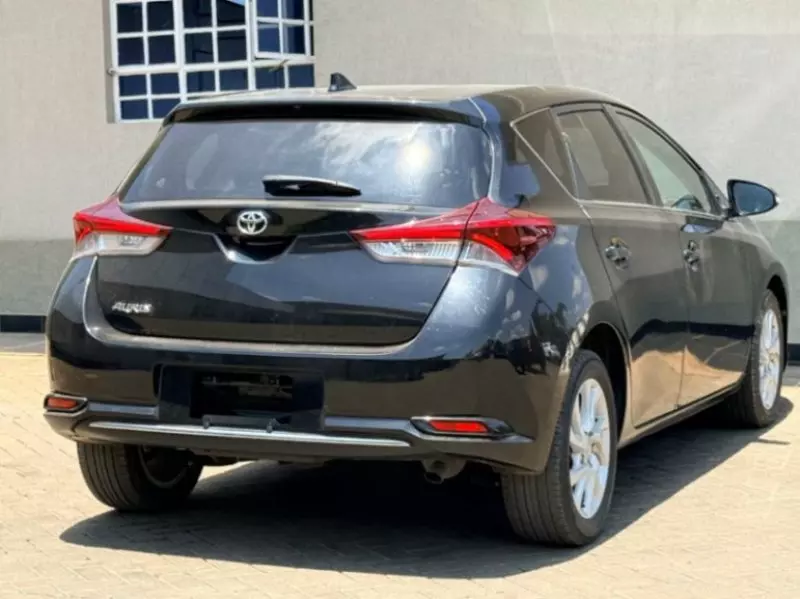 Toyota Auris   -
