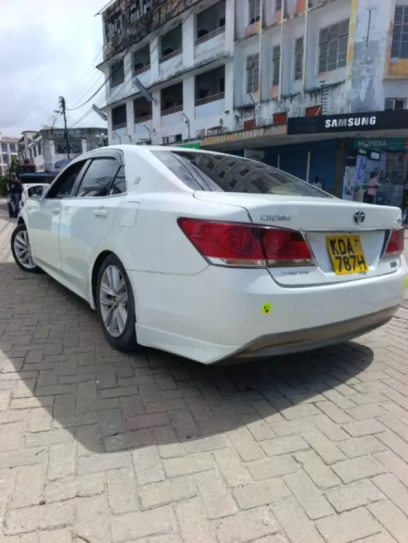 Toyota Crown   - 2013