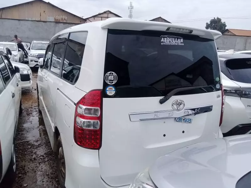 Toyota Noah   - 2012