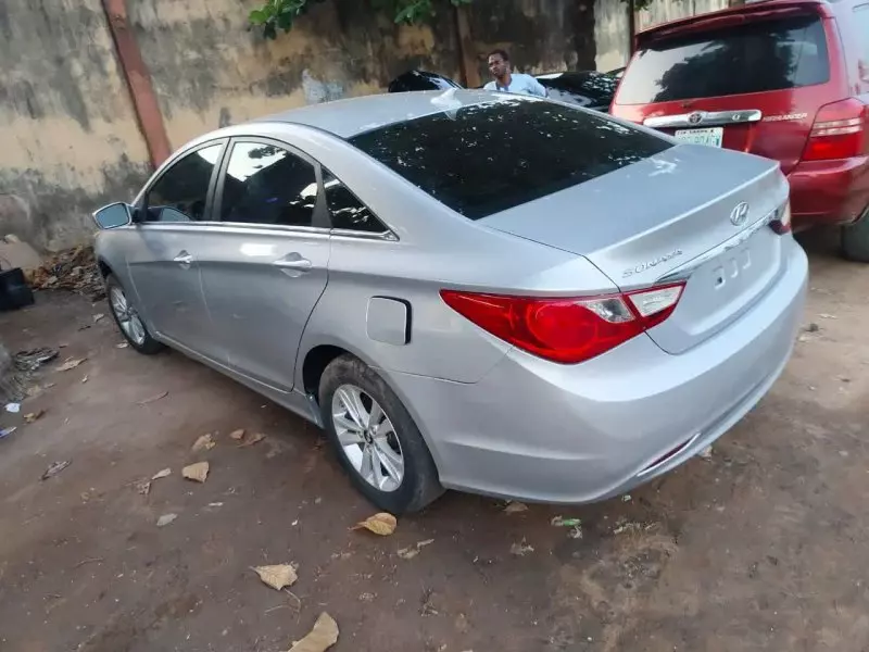 Hyundai Sonata   - 2011