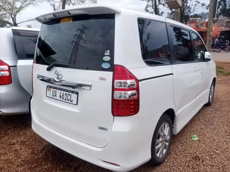 Toyota Noah   - 2010