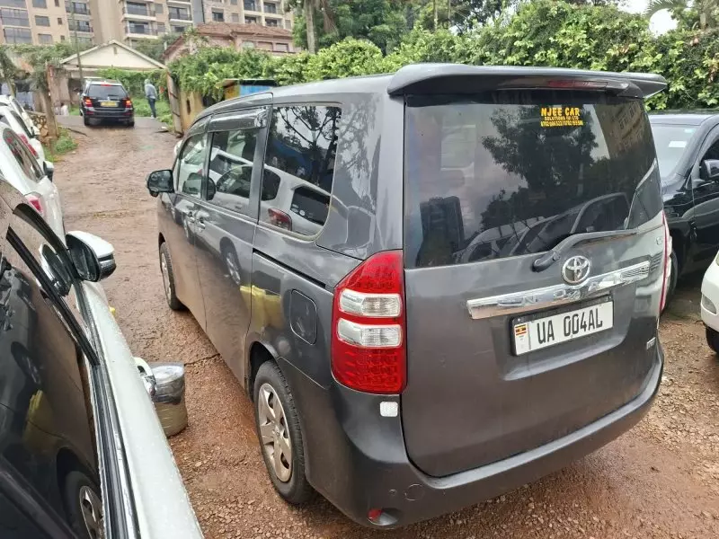 Toyota Noah   - 2010