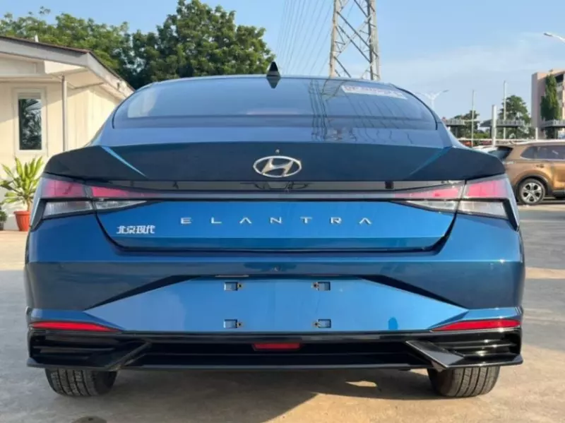 Hyundai Elantra   - 2021