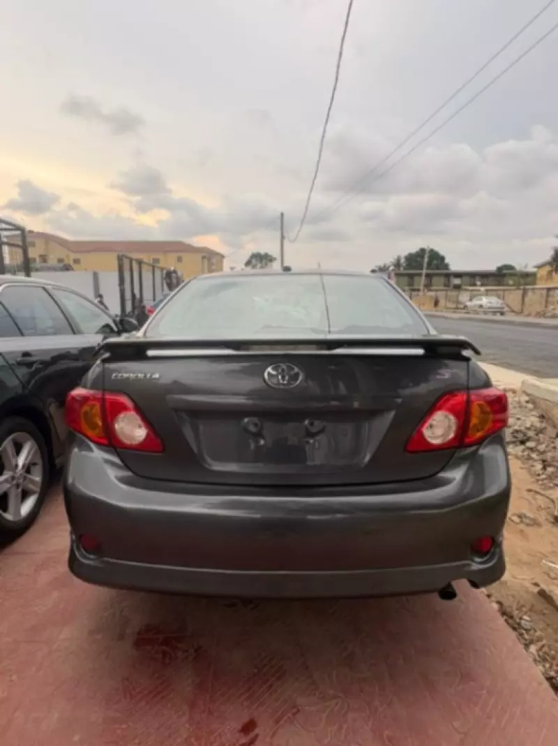 Toyota Corolla   - 2009