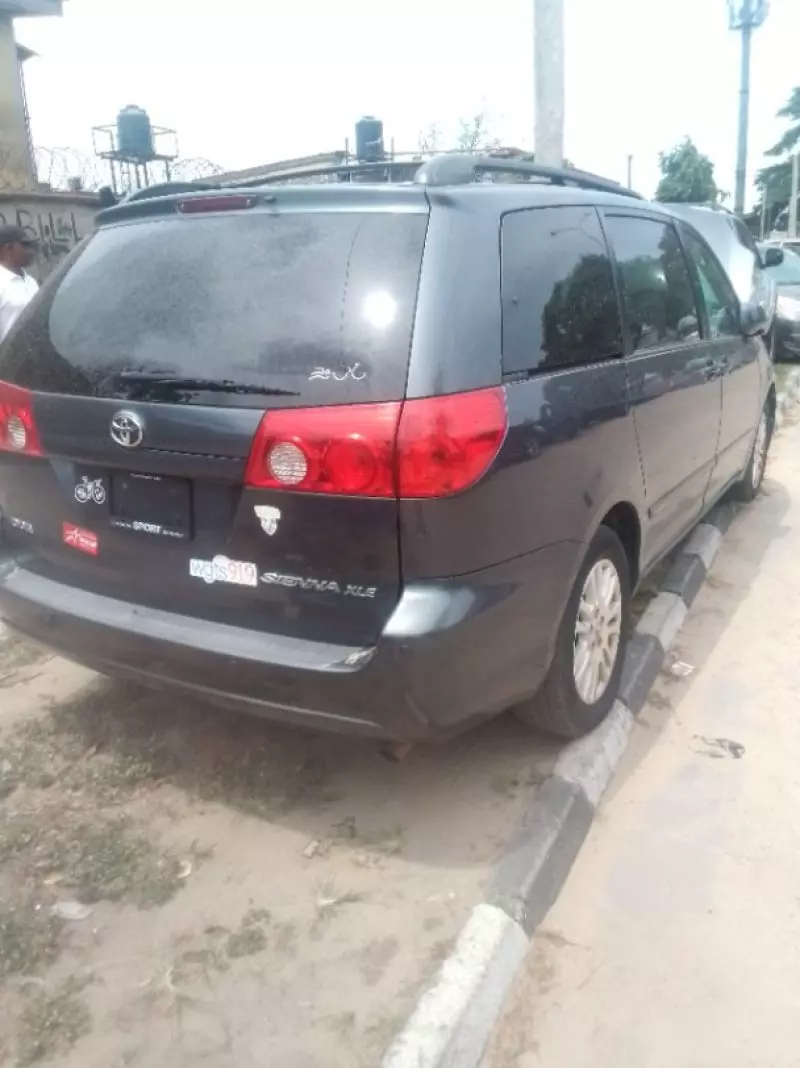 Toyota Sienna   - 2009