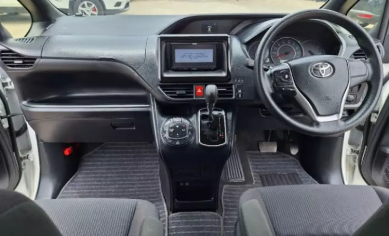 Toyota Voxy    - 2018
